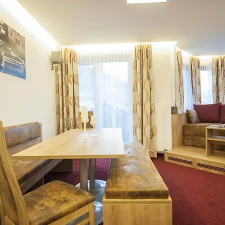 شقة فندقية & Appartementhaus Haussteiner 4*